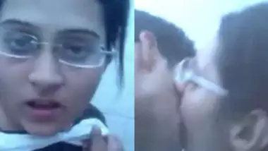 Desi College Bebe Suckking dick in college campus