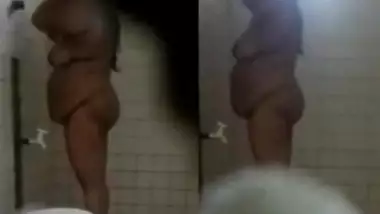 Desi Milf Bathing Secretly Captured