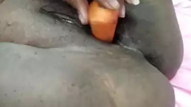 Tamil girl putting carrot in pussy and masturbation