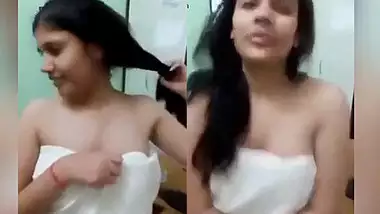 Mumbai Hottie In towel With Bf