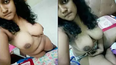 Desi girl hot fingering & Boob show