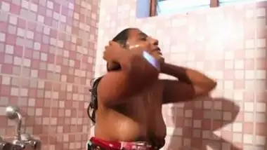 Aunty Bhabhi damn hot nipple peek, boob show in shower bath