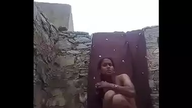 Amazing Indian Village Bhabhi Bathing Video