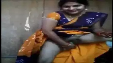 Horny Indian Aunty In Saree Masturbating With Cucumber