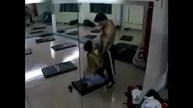 Desi Girlfriend Fucked In Gym