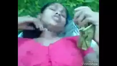 Saree mai Biharin ko kisaan ne khet me jabarjast choda