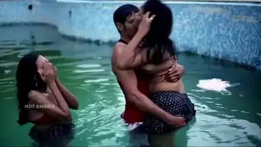 Jija ka 2 saaliyon se swimming pool me group threesome sex