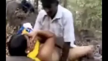 Driver se chudwakar desi aunty ne kiya jungle mai mangal