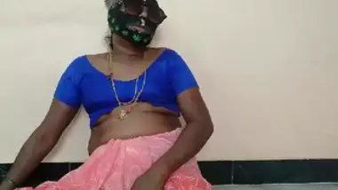 Desi aunty fucking pussy banana 2