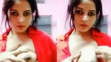 Sexy Desi Girl Showing Her Tits