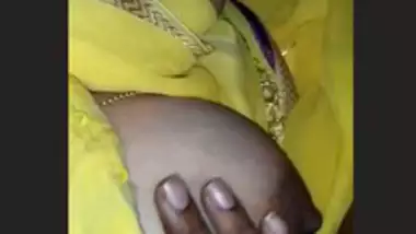 Desi Bhabhi Boobs Show In Saree