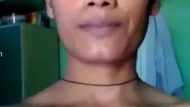 Desi with nose piercing easily shows boobs and pussy on the camera