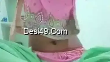 XXX minx of Indian origin willingly plays with pussy in front of camera