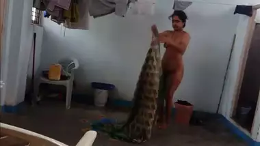 Desi52 XXX with hairy armpit aunty wears saree after bath