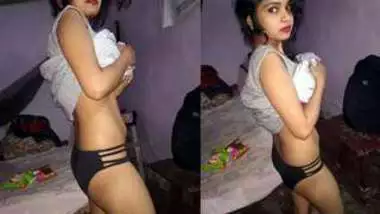 Hottie spreads legs wide to show off her Desi XXX fucking holes