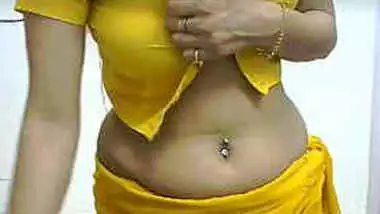 Amateur Indian girl with navel piercing shows XXX viewers sexy chest