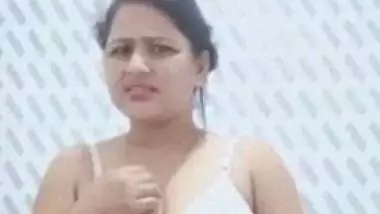 Cheating Indian mom exposing naked MMS