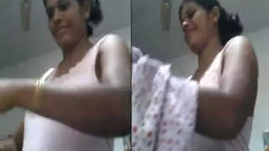 Woman accidentally exposes her XXX titties changing the sex sari