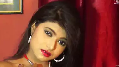 Stunning Desi porn model showing small tits and XXX trimmed twat