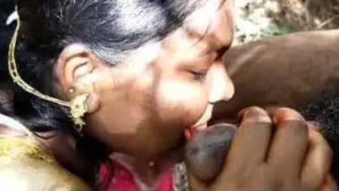 Desi Bhabhi in Saree giving Blowjob to Hubby Outdoor