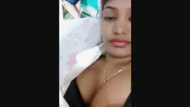 Sexy Look Desi Girl Showing Boobs on Video Call