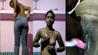 Unsatisfied Desi Bhabhi masturbating pussy with a toothbrush video