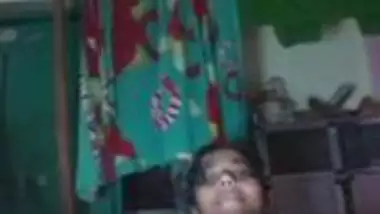 Excitement makes the Indian turn on the camera and masturbate