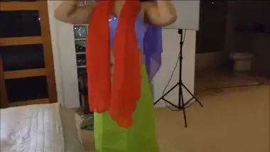 buxomy aunty removing saree