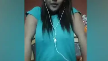 Desi girl bra less boobs shaking on live