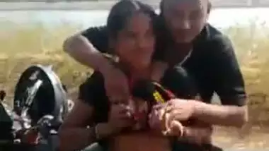 Indian village outdoor sex – paid slut gets fucked in road