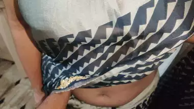 She's really hot to fuck her in saree