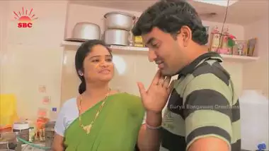 Mallu bbw aunty romances hubby’s friend in kitchen