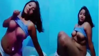 Sexy Desi wench lifts blue top to impress guys with big breasts