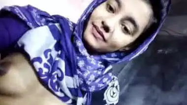 Cute Desi Girl Showing her Boobs