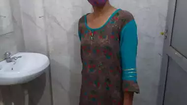 hot girlfriend bathroom