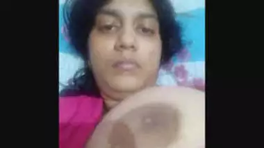 Sexy Desi Girl Shows her Big Boobs