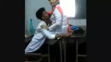 School me masti karte karte pakra gaya