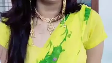 hot marathi gilr sexy navel in yellow saree and belly chain