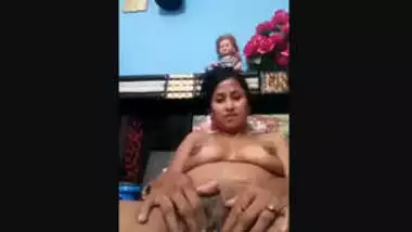 Unsatisfied Desi Bhabi pussy showing