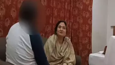 Desi Pakistani aunty sex scandal MMS Part 1