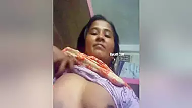 Today Exclusive- Desi Girl Showing Her Boobs