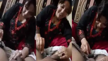 Desi wife shaving dick of her husband’s Desi MMS video