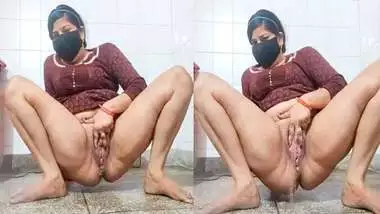 Naughty Bhabhi pissing on live cam show