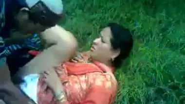 Mature bhabhi enjoys outdoor threesome with two strangers