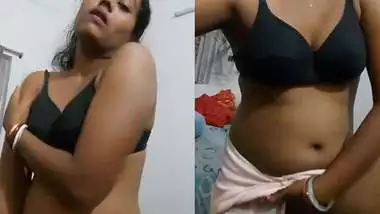 Naughty Desi Bhabhi teasing sex show