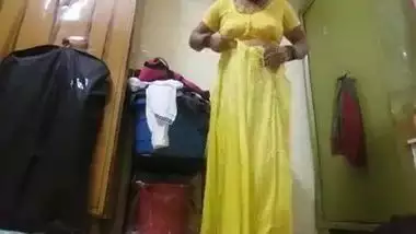 Desi wife stripped selfie for her bf video goes live