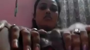 Horny indian girl masturbating! Desi MMs XXX video