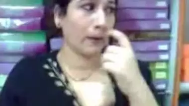 Ahmedabad Aunty Has Affair With Her Tailor & Gives Him Blowjob