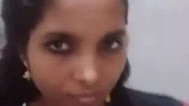 Cute Desi Girl Shows her Boobs