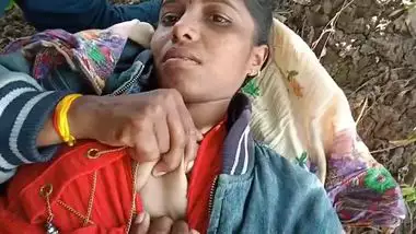 Village old aunty outdoors sex MMS video with her bf